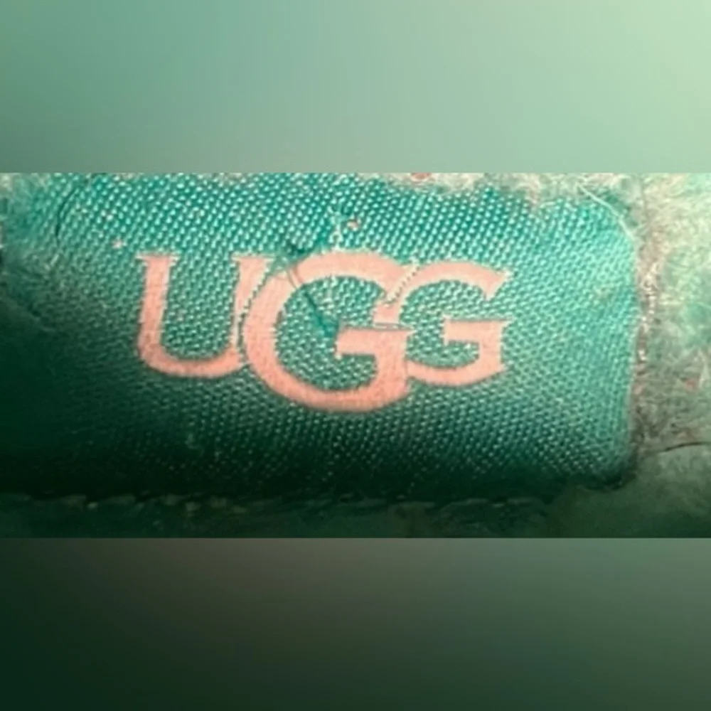 UGG Neumel Suede Chukka Boots Wool Lined S/N 1094269 in emerald green size 6